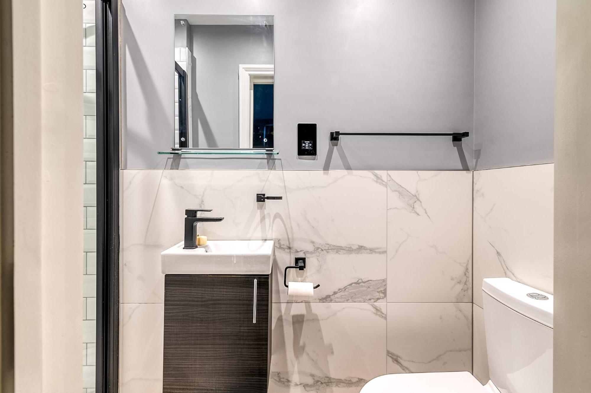 Bob W Earl's Court - Warwick Road 3*