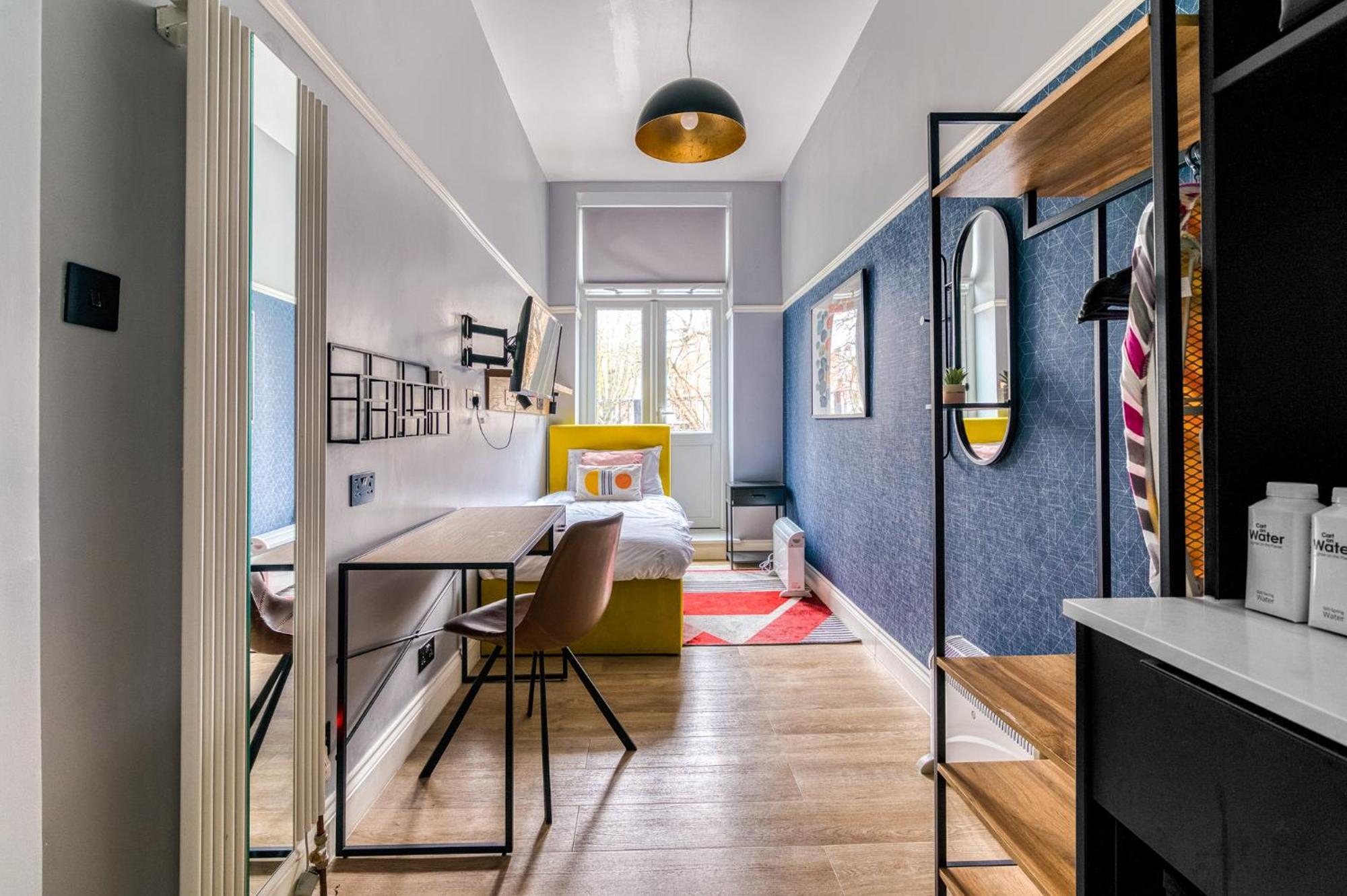 Bob W Earl's Court - Warwick Road 3* London